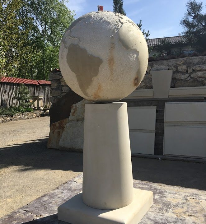 Глобус - робота скульптора - камінь пісковик