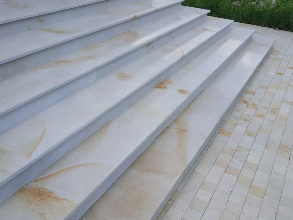 Сходи з каменю пісковику